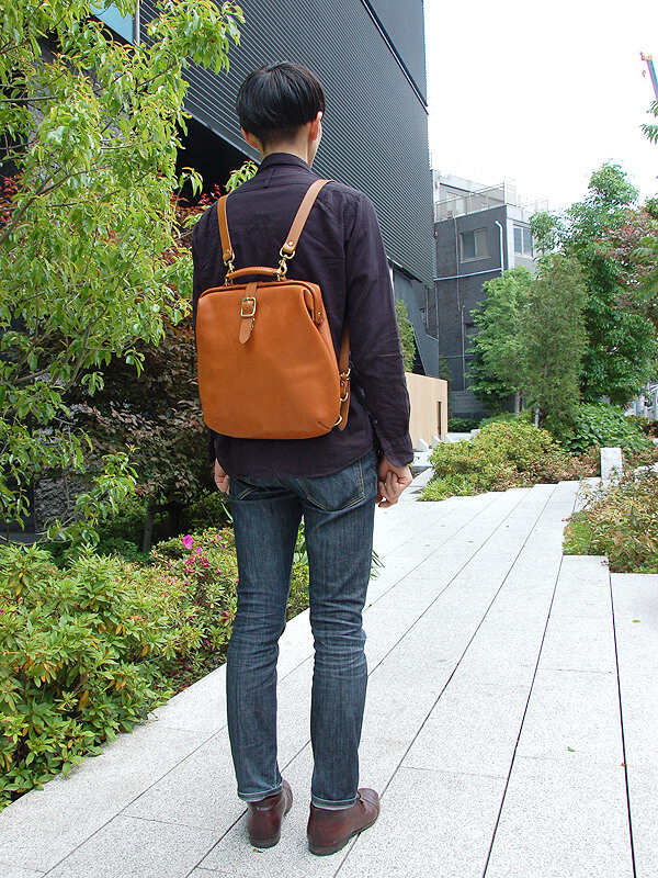 レトロで使いやすいガマ口仕上げの口枠レザーリュック / 革鞄のHERZ