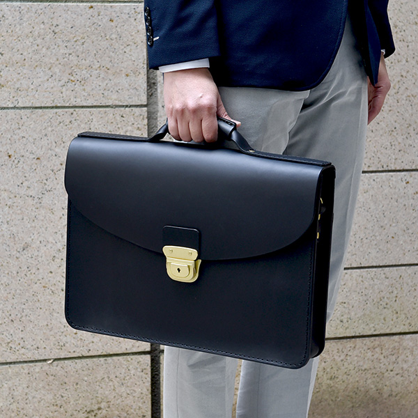 開閉しやすい錠前式でスマートな本革2wayブリーフケース / 革鞄のHERZ