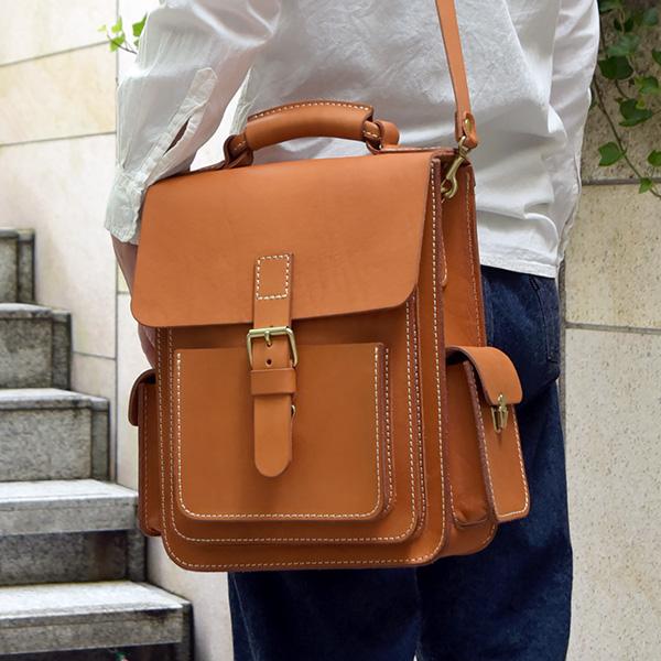 5つのポケットがある縦型の本革2wayショルダーバッグ / 革鞄のHERZ