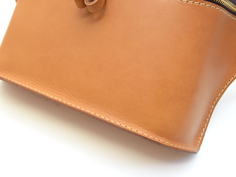 二枚の革で立体を構成した大きめボディバッグ / 革鞄のHERZ(ヘルツ