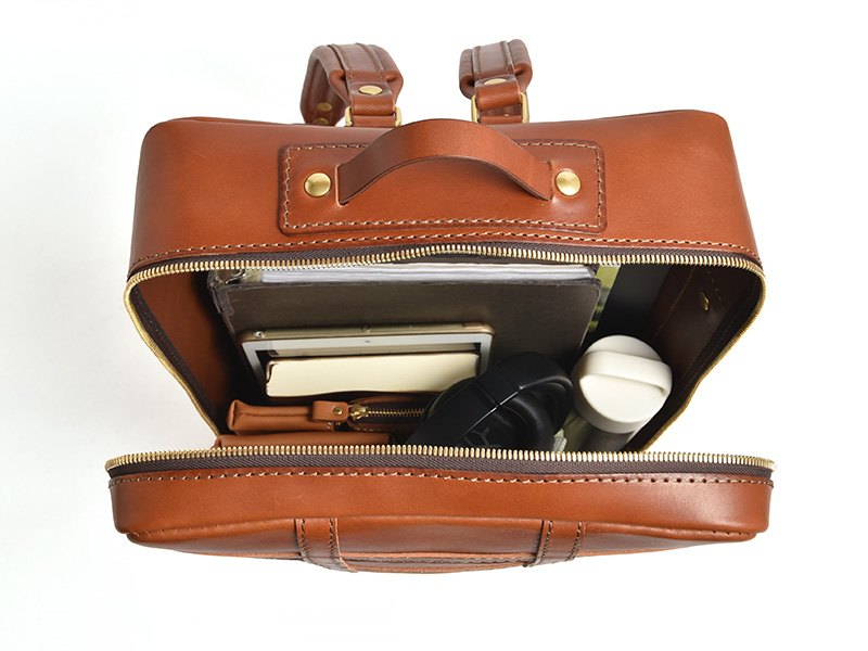 メンズ・レディース問わずで使える革のスクエアリュック / 革鞄のHERZ