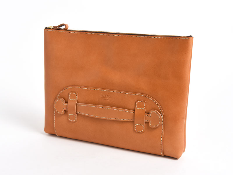 ハンドル付きで使いやすいファスナー式のクラッチバッグ / 革鞄のHERZ