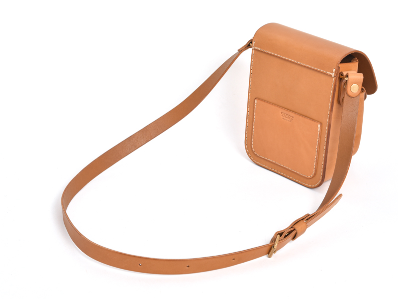 HERZらしさを凝縮したギボシ留めショルダーポシェット / 革鞄のHERZ