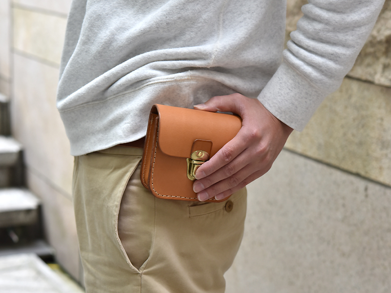 創業初期から作り続けている厚革のシンプルベルトポーチ / 革鞄のHERZ