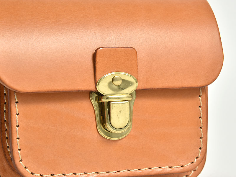 分厚い革でカッチリと作ったメンズ向けのベルトポーチ / 革鞄のHERZ