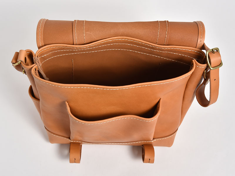 総革で作ったサイズ展開豊富なメッセンジャーバッグ / 革鞄のHERZ
