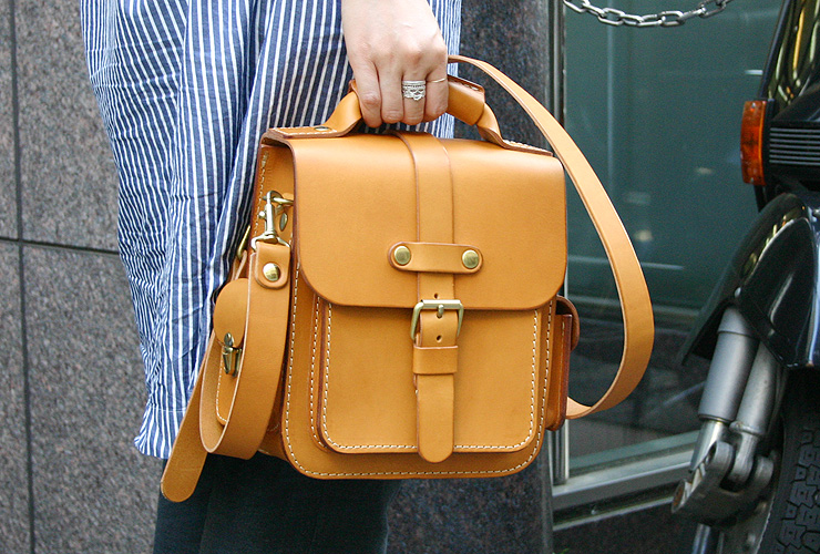 厚革でカッチリとしつつも可愛らしい2wayショルダーバッグ / 革鞄の