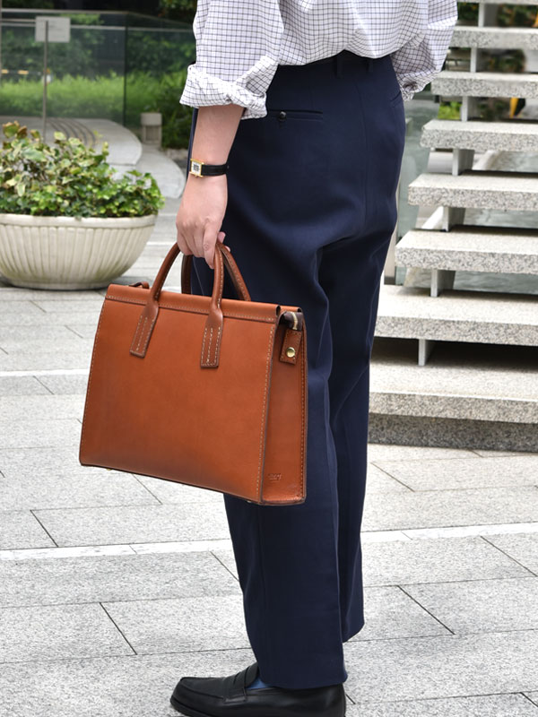 三角マチで収納量を高めたファスナー式二本手ビジネスバッグ / 革鞄の