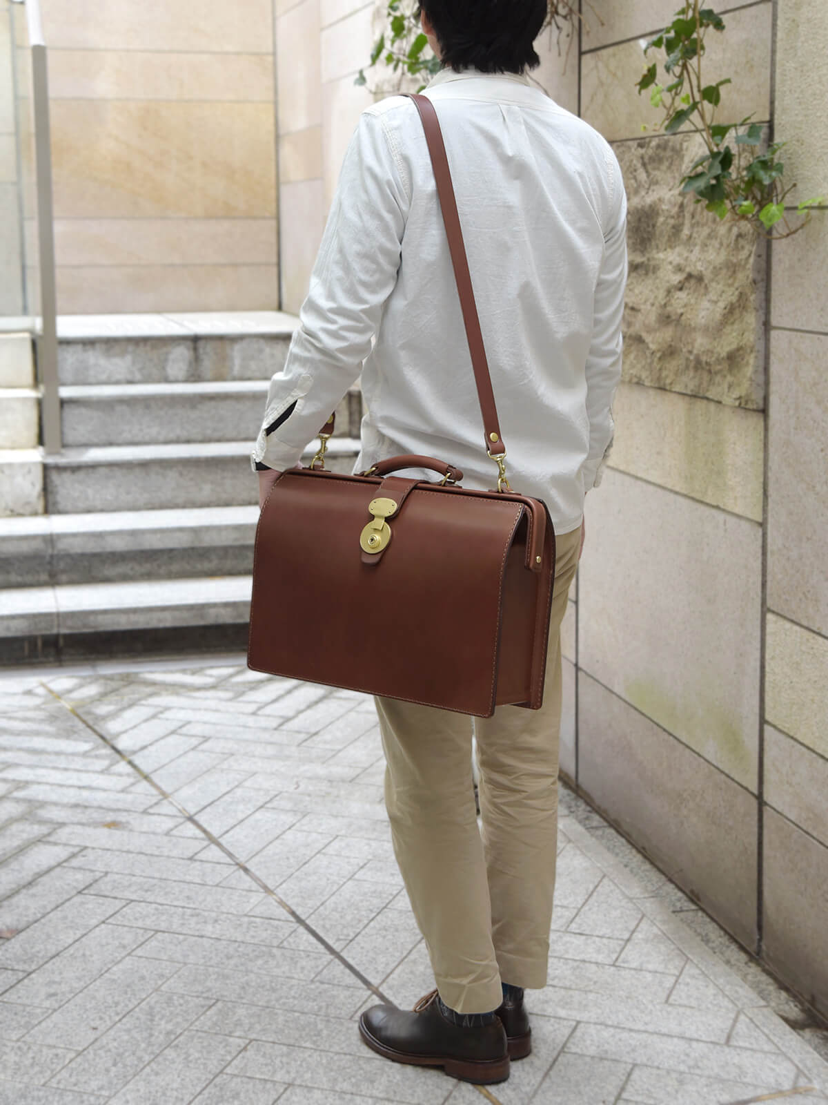 一部屋で大きな収納力を確保したワイドマチの箱型ダレスバッグ / 革鞄