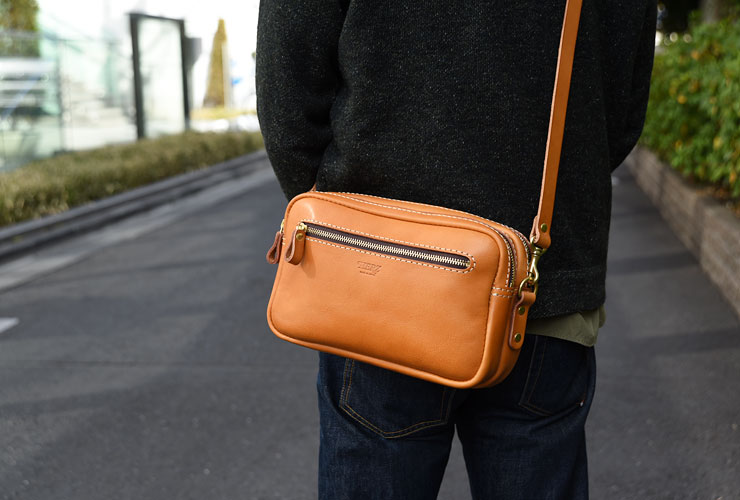 二部屋構造で使い勝手抜群のファスナーショルダーバッグ / 革鞄のHERZ