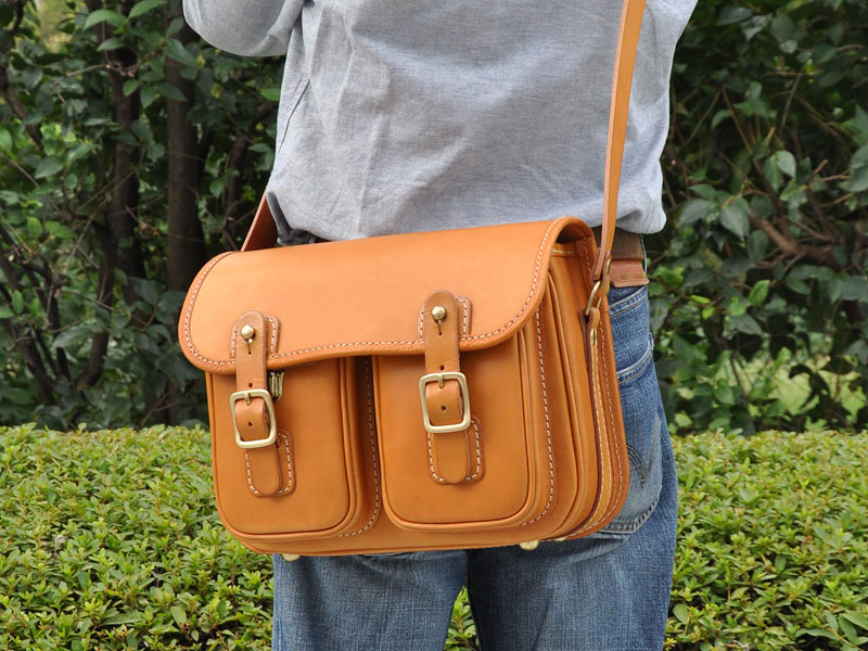 HERZらしさを凝縮したギボシ留めショルダーポシェット / 革鞄のHERZ