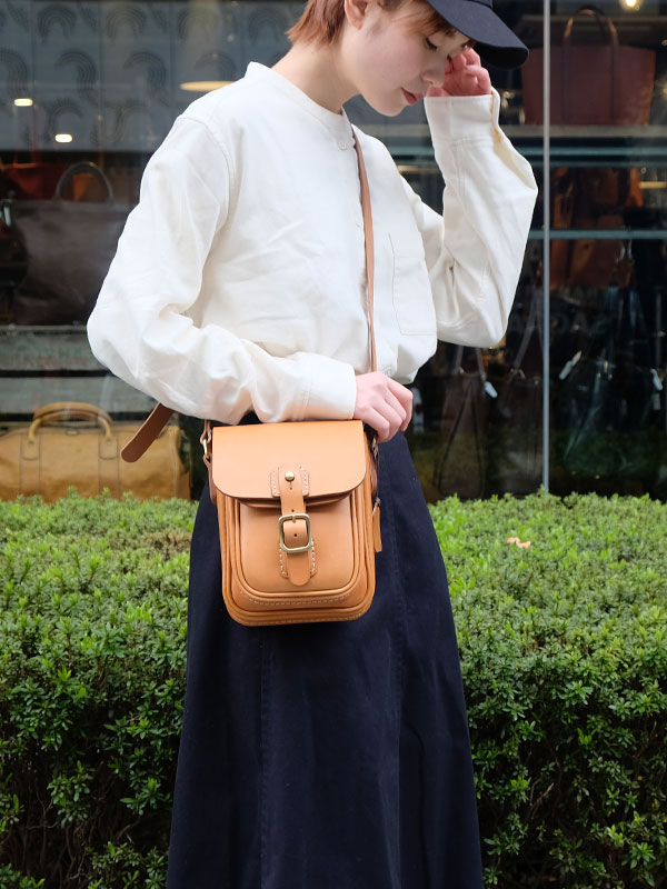 HERZらしさを凝縮したギボシ留めショルダーポシェット / 革鞄のHERZ