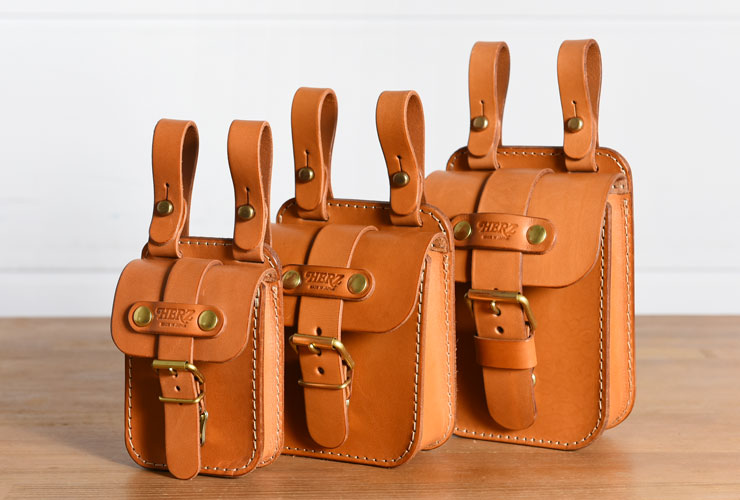 ヘルツの顔ともいえる一本ベルトのレザーベルトポーチ / 革鞄のHERZ