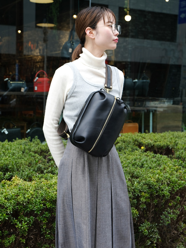 前ポケットにペットボトルが入るスポーティなボディバッグ / 革鞄の