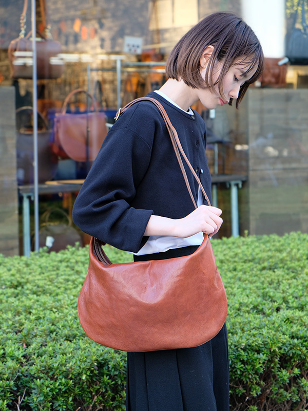 ソフトレザーならではの形と掛け方多彩なショルダーバッグ / 革鞄の
