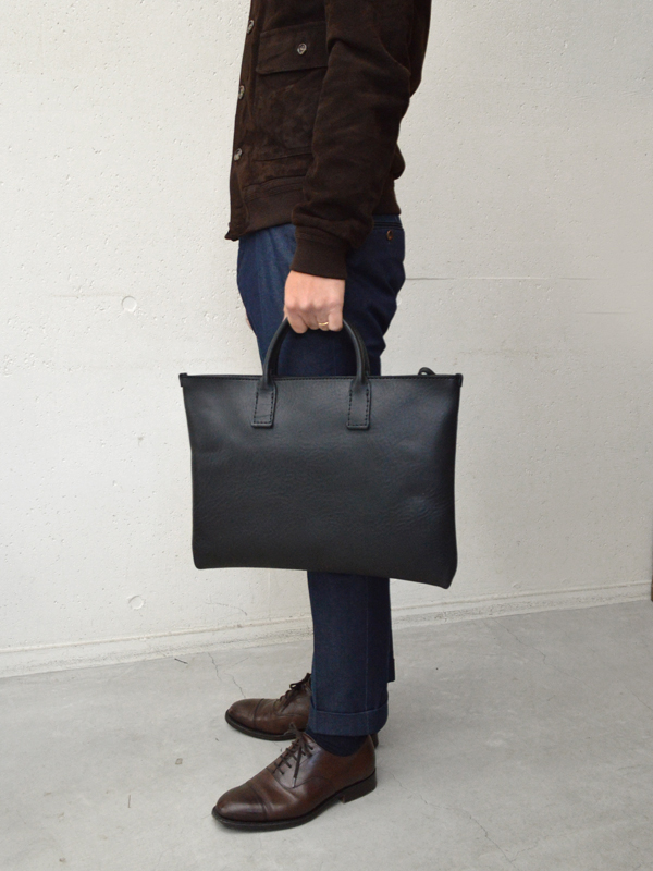 B4・A4用紙が入る贅沢な一枚革仕立ての二本手ブリーフケース / 革鞄の