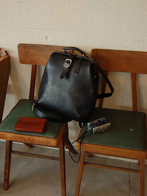 レトロで使いやすいガマ口仕上げの口枠レザーリュック / 革鞄のHERZ