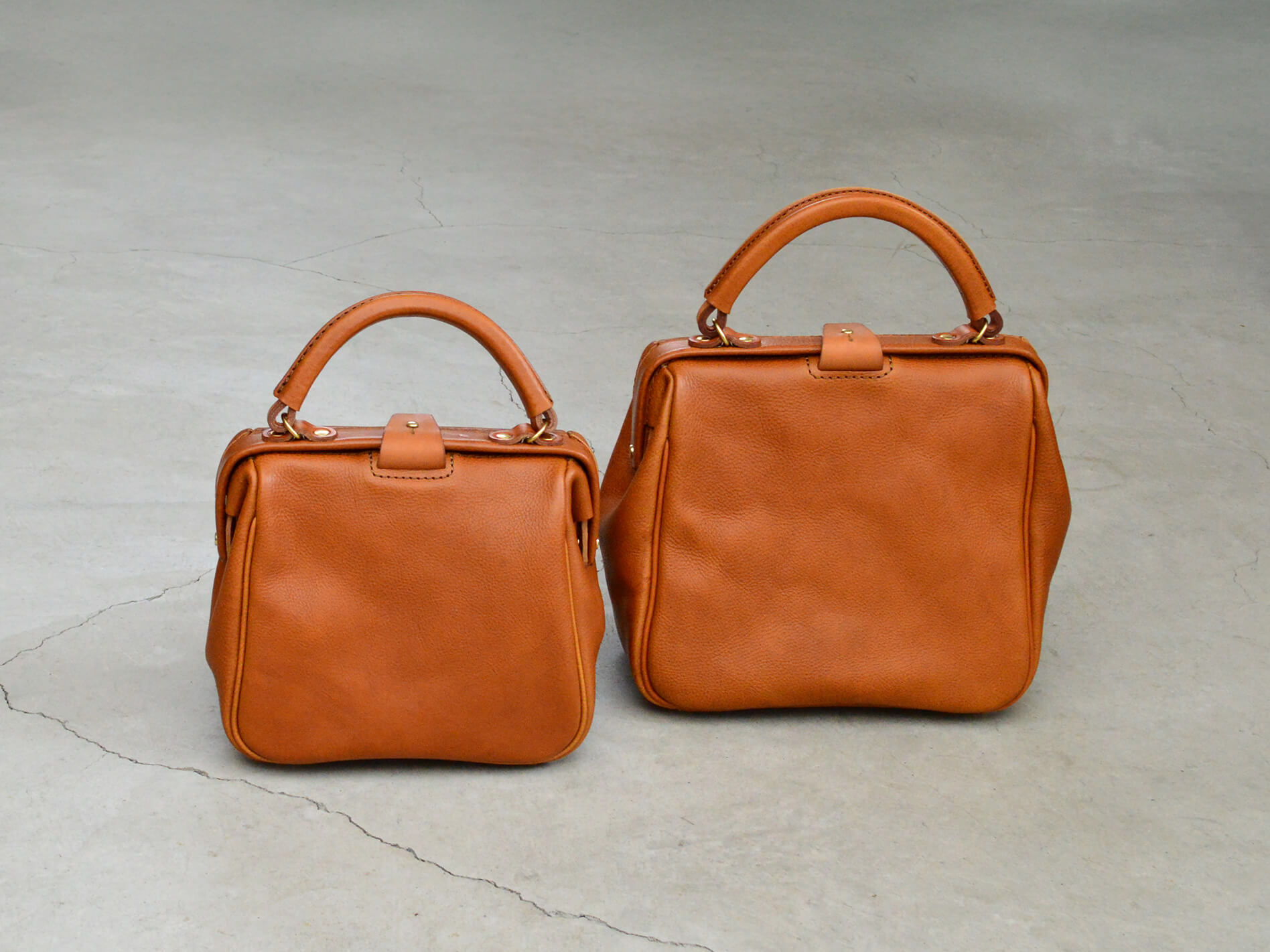 がま口タイプでレディースバッグとして大人気の口枠キューブトート