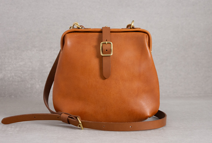 見た目以上に荷物が入るガマ口式の本革ショルダーバッグ / 革鞄のHERZ