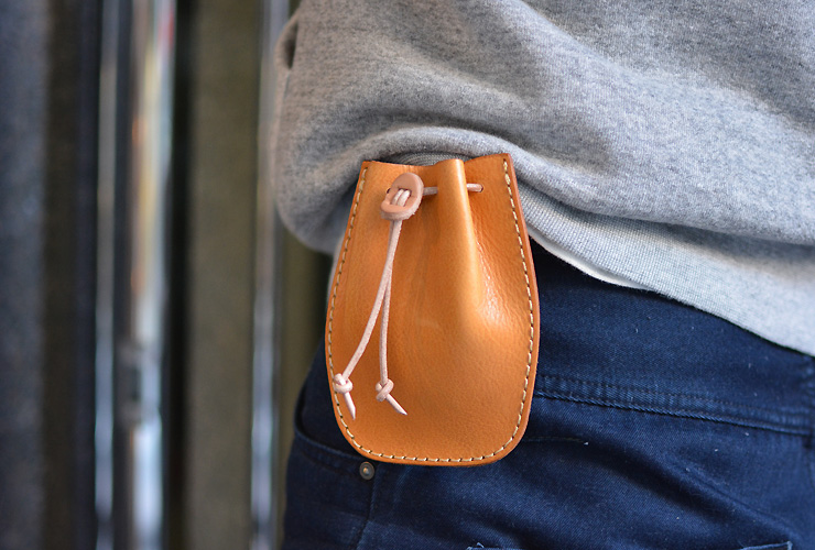 小間物をまとめるのに便利なソフトレザー巾着型ベルトポーチ / 革鞄の