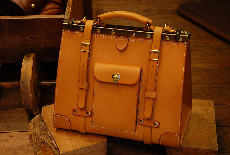トラッドなフレームを使ったハードレザー仕立てのキットバッグ / 革鞄