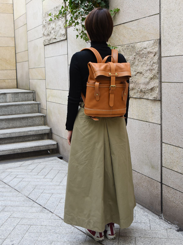 ユニークデザインが目を惹くダブルポケットのおじぎリュック / 革鞄の