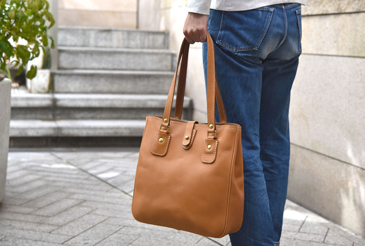 ざっくり荷物が入って使いやすい肩掛けのレザートートバッグ / 革鞄の