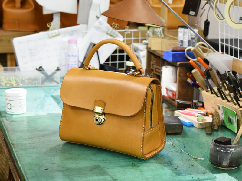 思い出の一品 vol.6 青木×アオリノハンドバッグ(Q-9)｜革鞄・革小物の