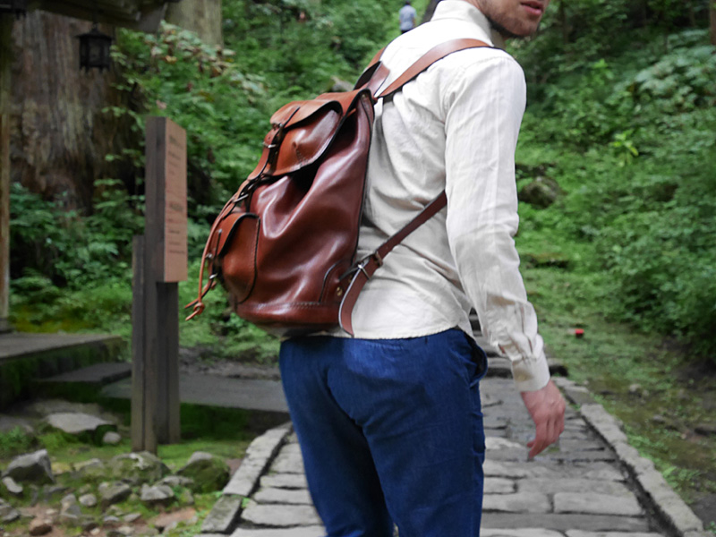 インパクト大！迫力のWポケットリュック(R-9)でお出かけ｜革鞄・革小物