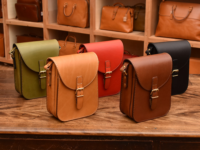 新作！ラップフラップミニショルダーの作り手インタビュー｜革鞄・革