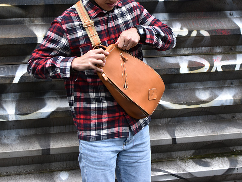 男の冬に、トリプルファスナーボディバッグ(F-3)｜革鞄・革小物のHERZ