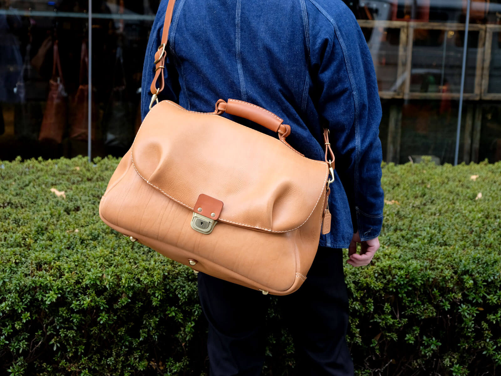 一生の旅のお供に ～50周年記念鞄第二弾 グランボッカボストン～｜革鞄