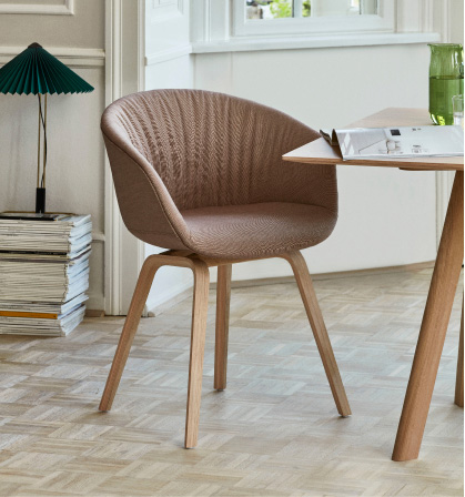 デザイン性と快適さの両立 HAYの原点”AAC チェア” | 【公式】HAY