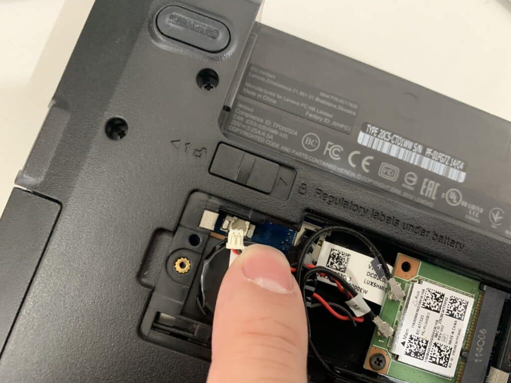 電源が入らないノートPC 基盤の電池を抜いたら直った LENOVO