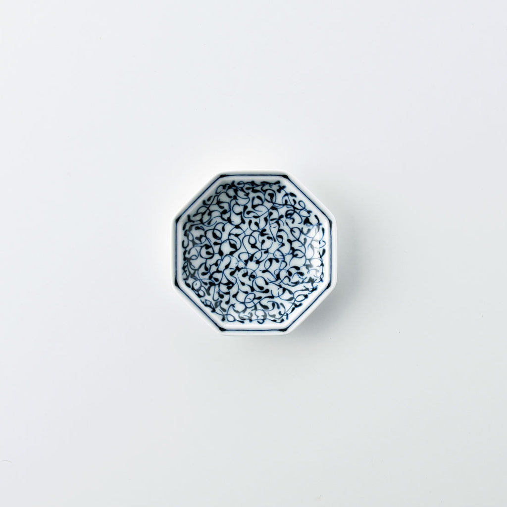 染付地紋 八角小皿 唐草 | 白山陶器直営オンラインストア