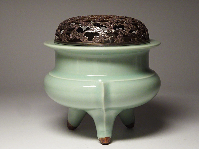 初代 諏訪蘇山 青磁 袴腰 香炉 共箱 四季草花銀火屋 約142g 帝室技芸員