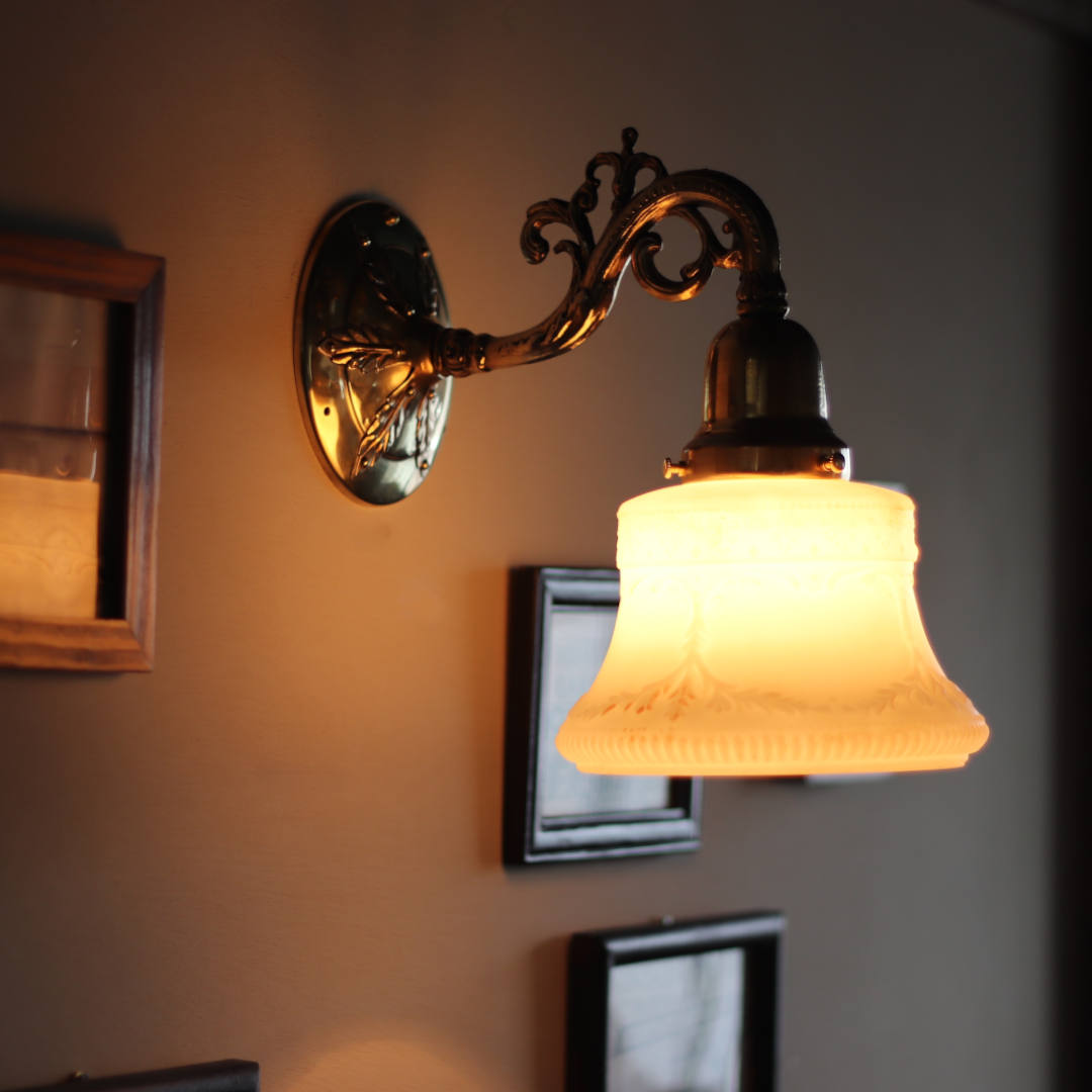 USAヴィンテージミルクガラスシェード付コロニアルブラケットライト