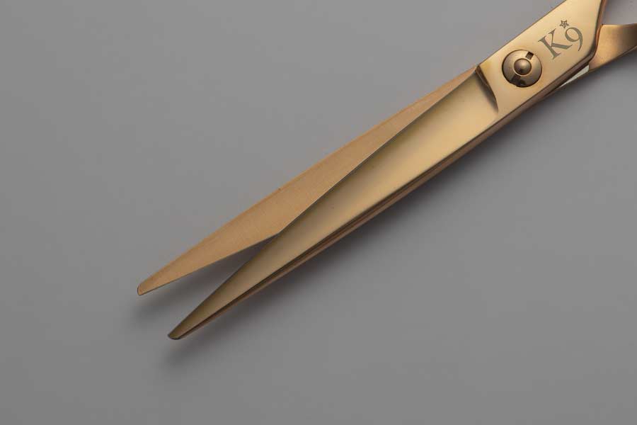 粗刈りから仕上げまで、人気ペットシザーのローズゴールドチタンシザー