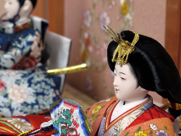 オーソドックスな赤と紺色のお雛様。ピンクの飾り台屏風で彩る収納式