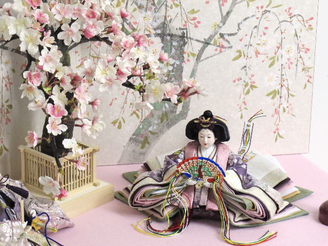ぼかし紫桜柄のお雛様を手描き桜屏風で彩る桐収納式雛人形の通販～選ば