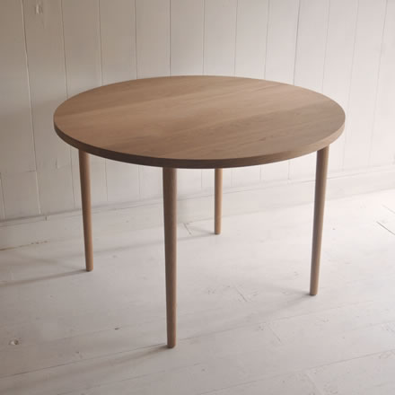 華奢な脚の丸テーブル | 無垢の木材家具 inu it furniture