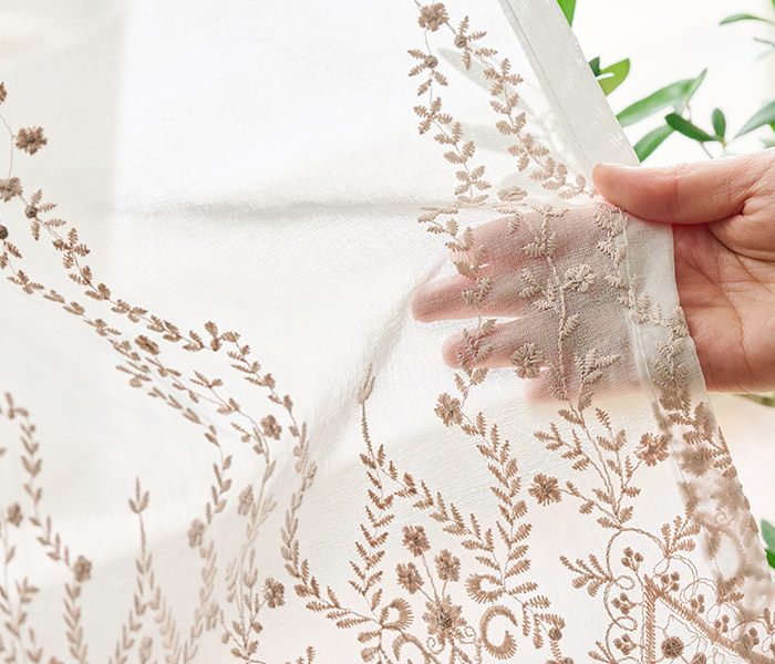 くすみピンクのオーナメント柄刺繍と裾スカラップが大人フェミニンで甘