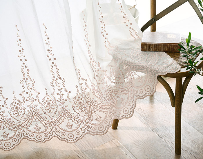 くすみピンクのオーナメント柄刺繍と裾スカラップが大人フェミニンで甘