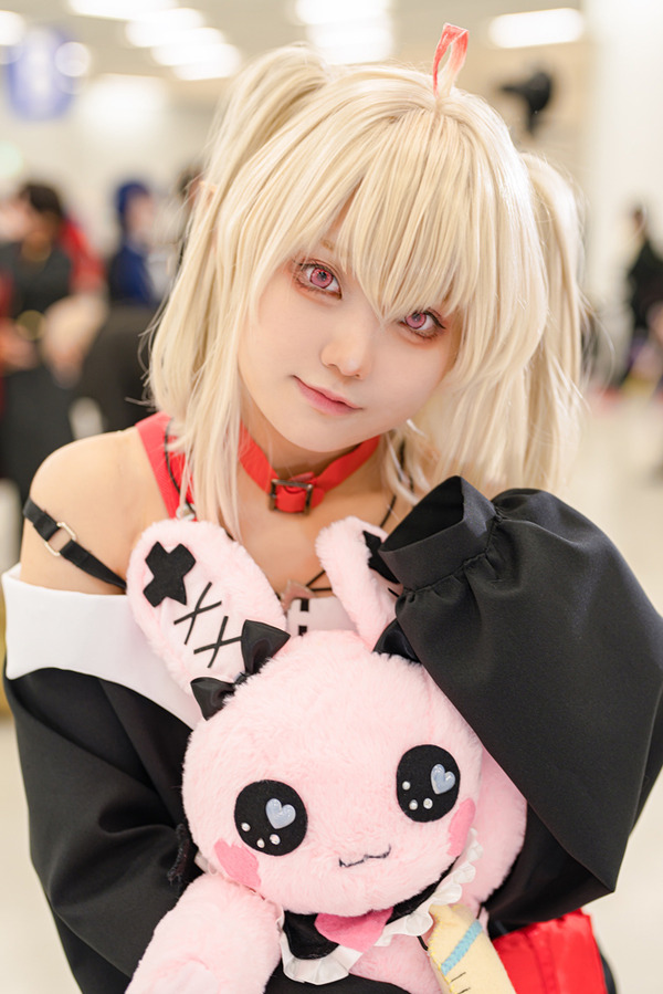 コスプレ】「にじさんじ」魔界ノりりむ、デビットを抱える姿が超