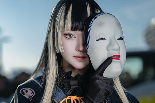 コスプレ】「ホロライブ」らでんが能面片手に決めポーズ！細いウエスト