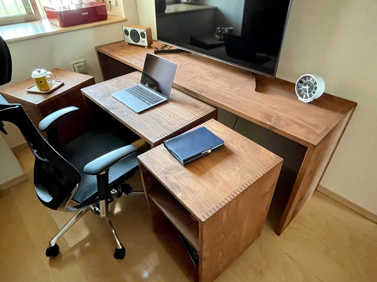 仕事もプライベートも◎ 自由度の高い入れ子デスク｜ikususu FURNITURE