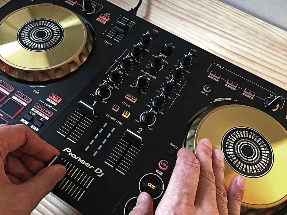 Pioneer DJの定番！低価格DJコントローラー「DDJ-400-S」と「DDJ-SB3-N