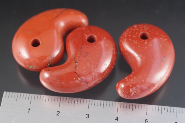 レッドジャスパー勾玉ペンダント 販売 天然石・国産原石の専門店｜名取