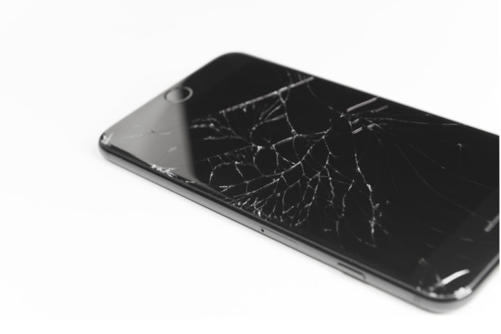 iPhone8が割れた！？修理代やリスクヘッジ方法 | iPhone修理アイサポの