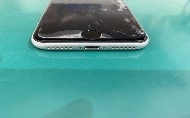 iPhoneSE2画面割れ交換修理事例のご紹介 | iPhone修理アイサポ 修理事例